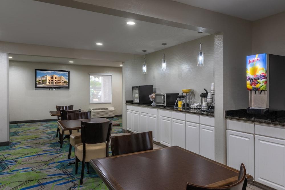 Days Inn By Wyndham Greenville Exteriör bild