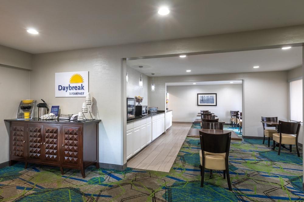Days Inn By Wyndham Greenville Exteriör bild