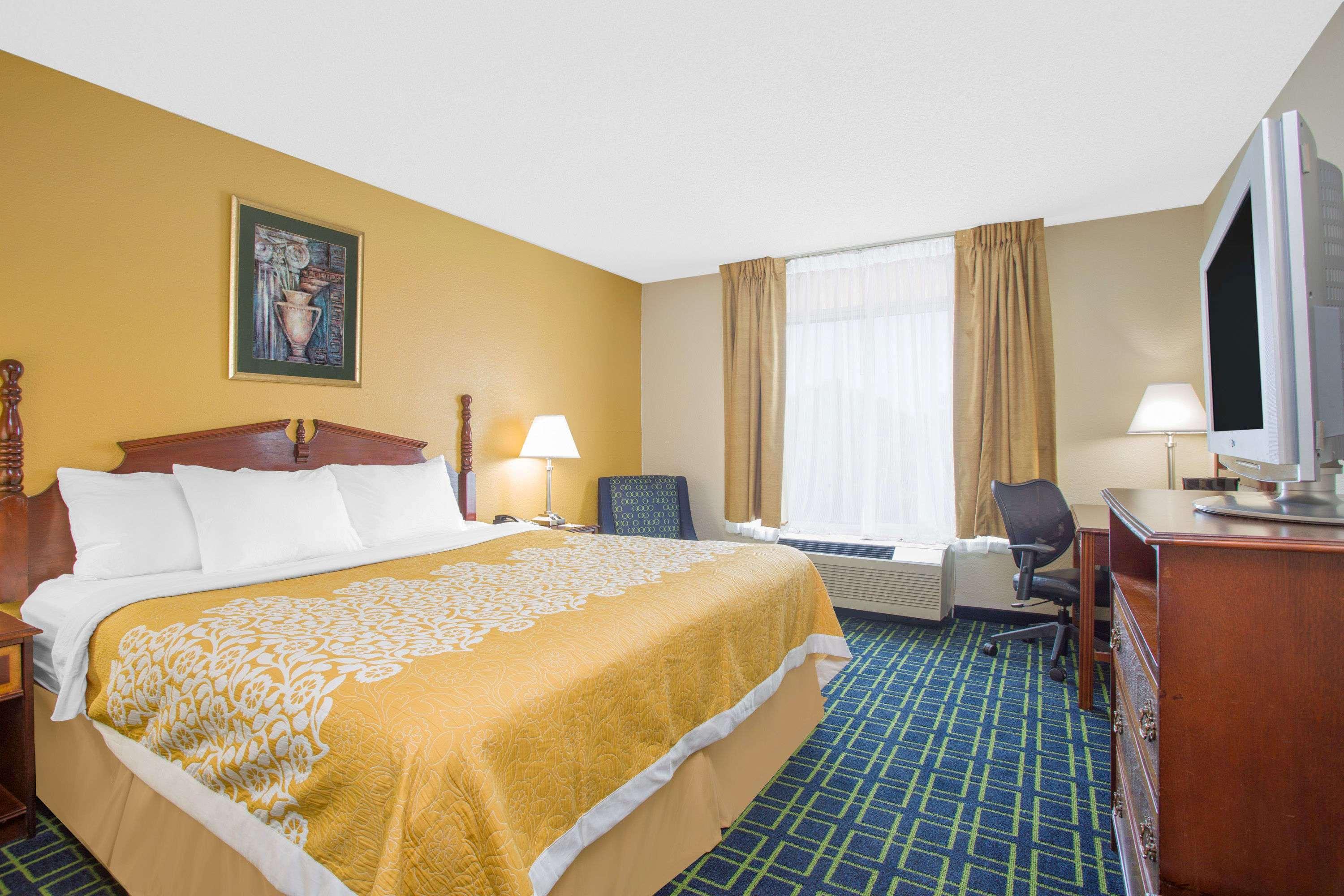 Days Inn By Wyndham Greenville Exteriör bild