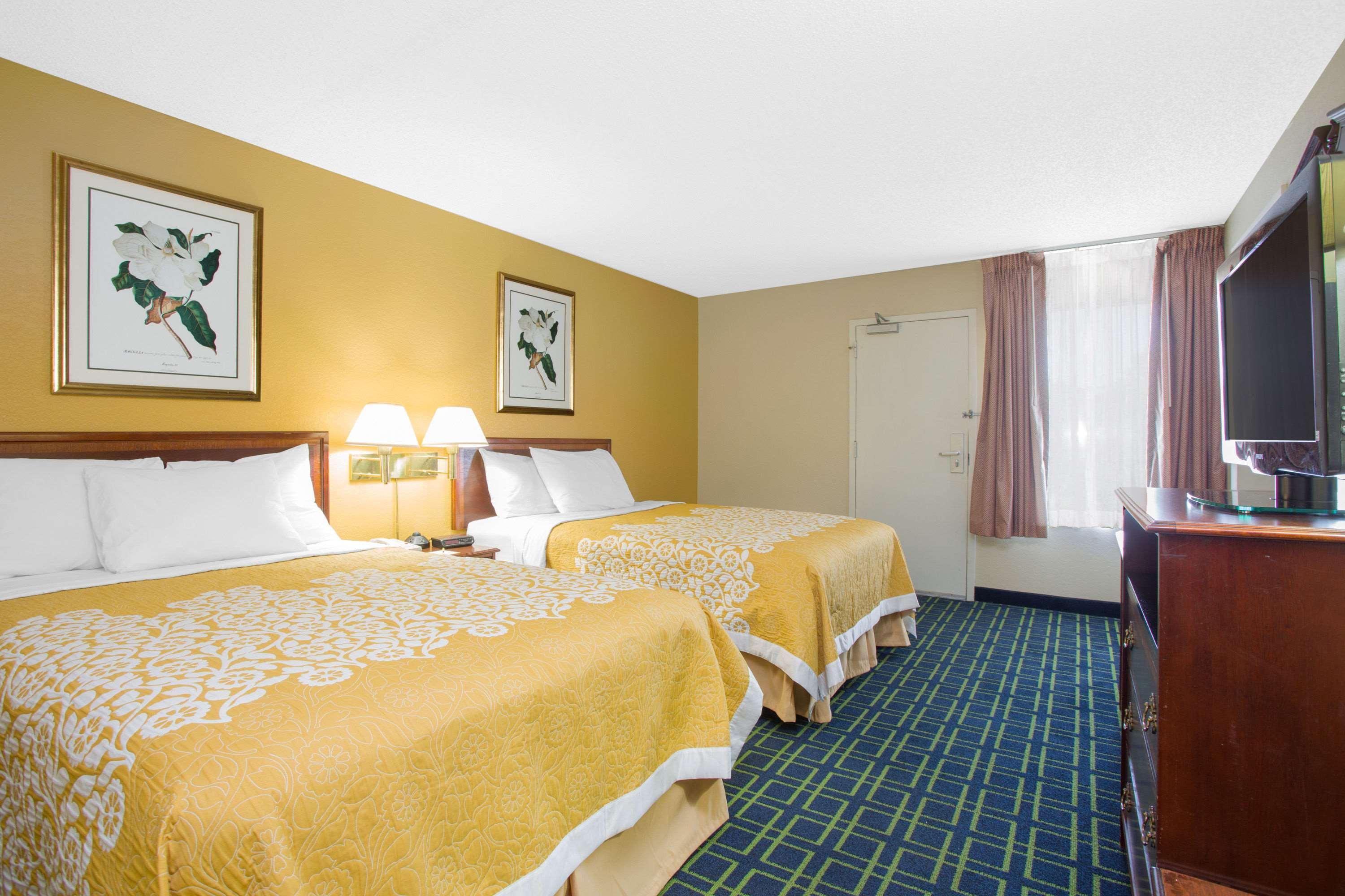 Days Inn By Wyndham Greenville Exteriör bild