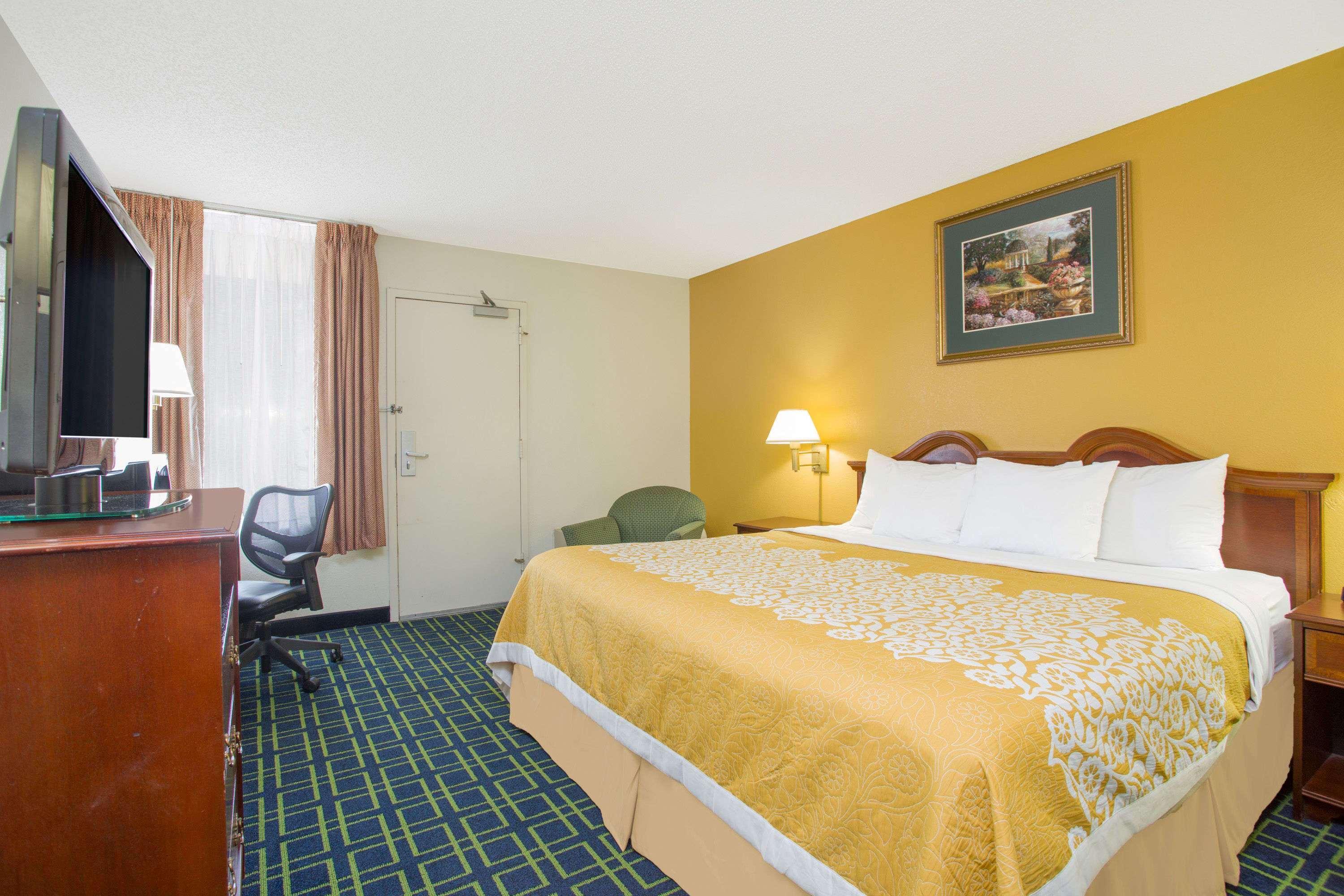 Days Inn By Wyndham Greenville Exteriör bild