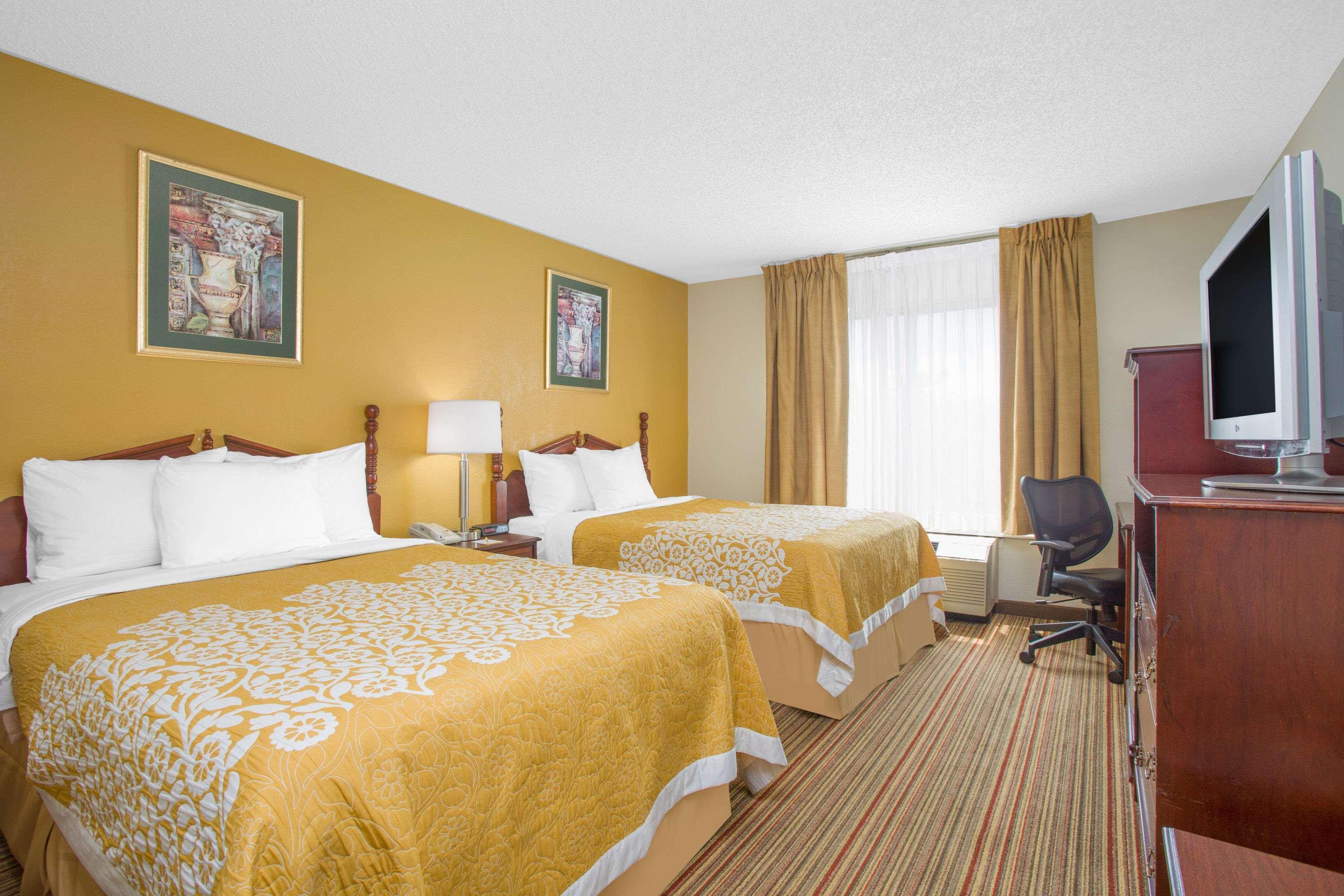 Days Inn By Wyndham Greenville Exteriör bild