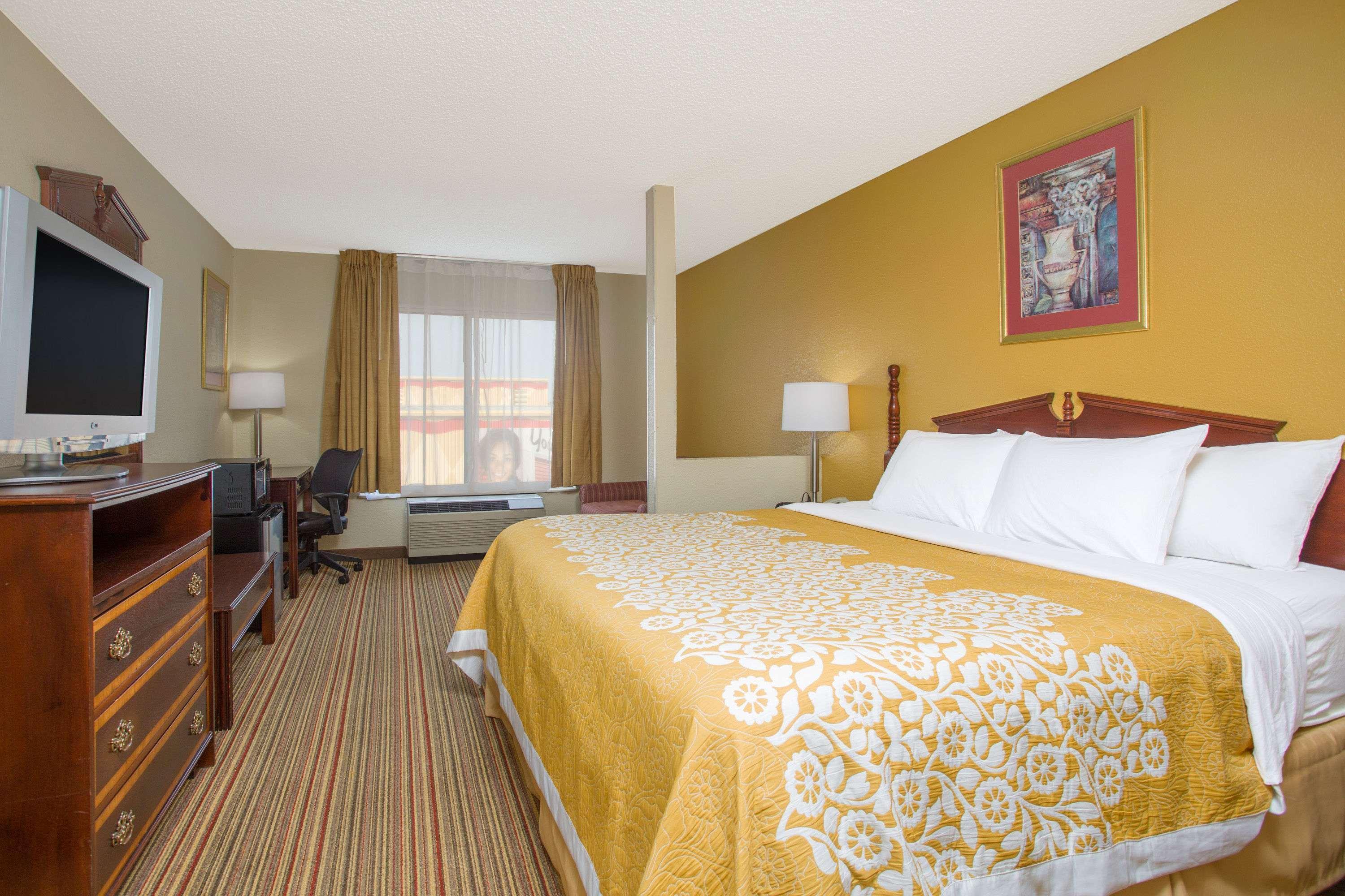 Days Inn By Wyndham Greenville Exteriör bild
